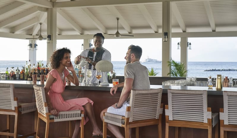 DUNE COUPLE HAVING A DRINK